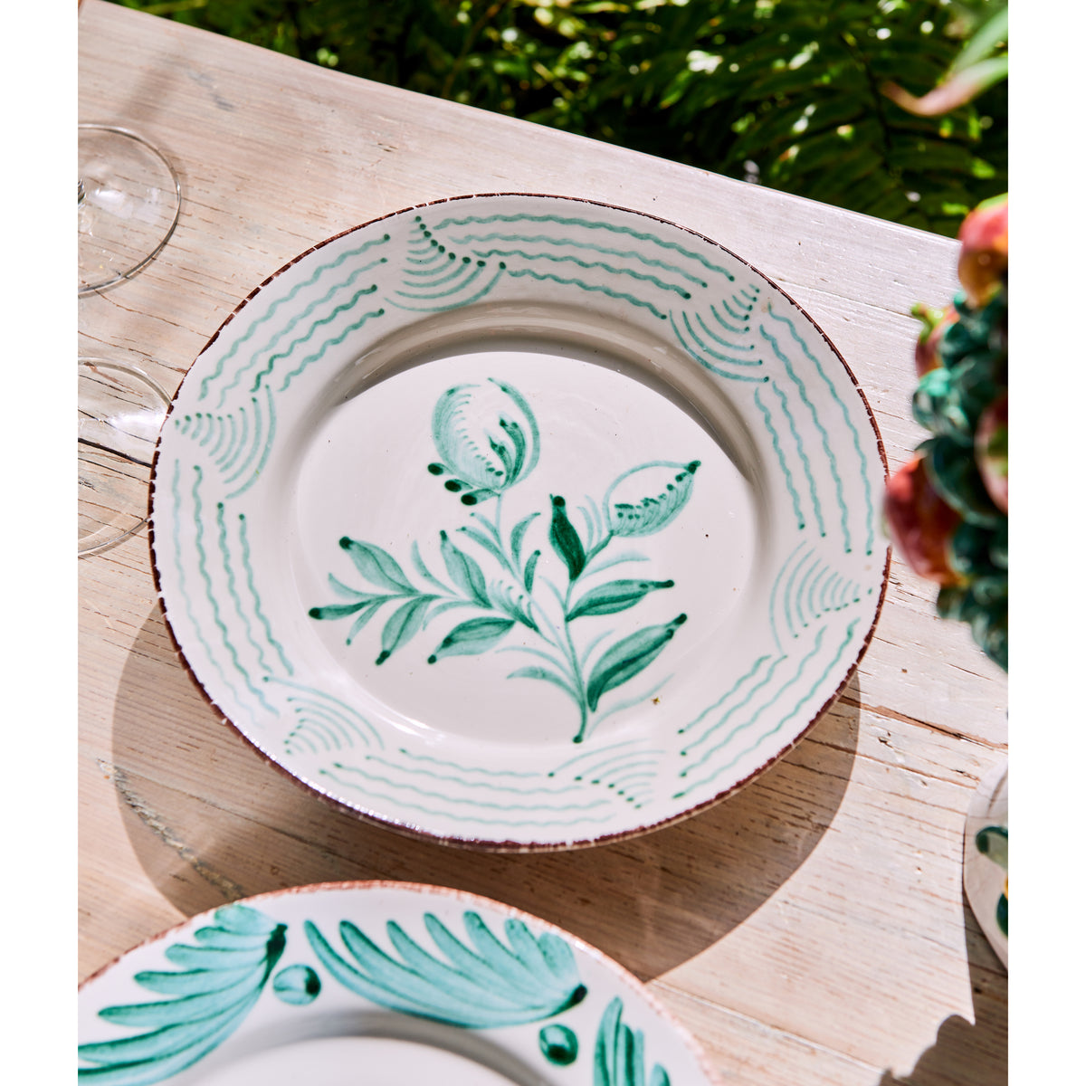 Casa Nuno Green and White Dinner Plate, 3 Flowers/Shells